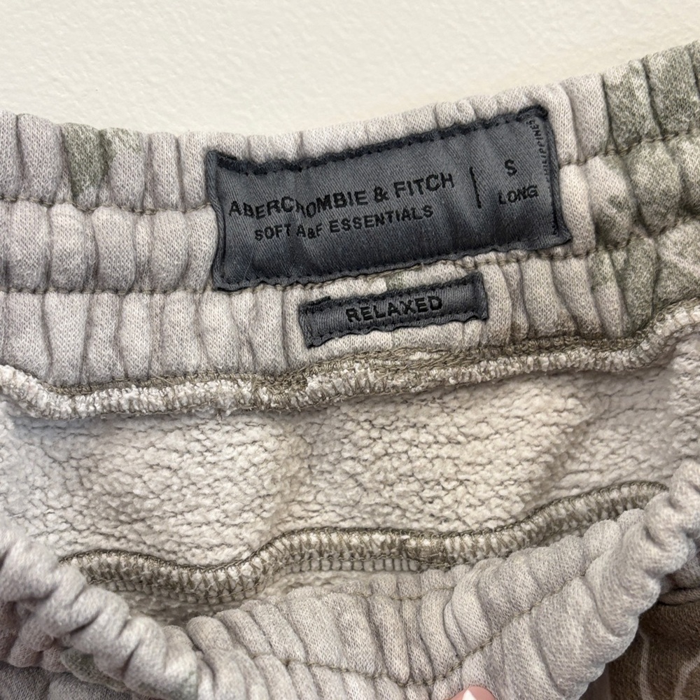 Abercrombie & Fitch Soft A&F Essentials  Camo Fleece Joggers - relaxed fit - Picture 2 of 4